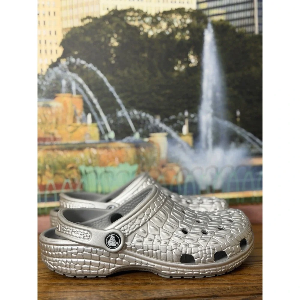 New Crocs Unisex-Adult Classic Crocskin Clogs Silver Metallic Size 4 Men 6 Wmn
